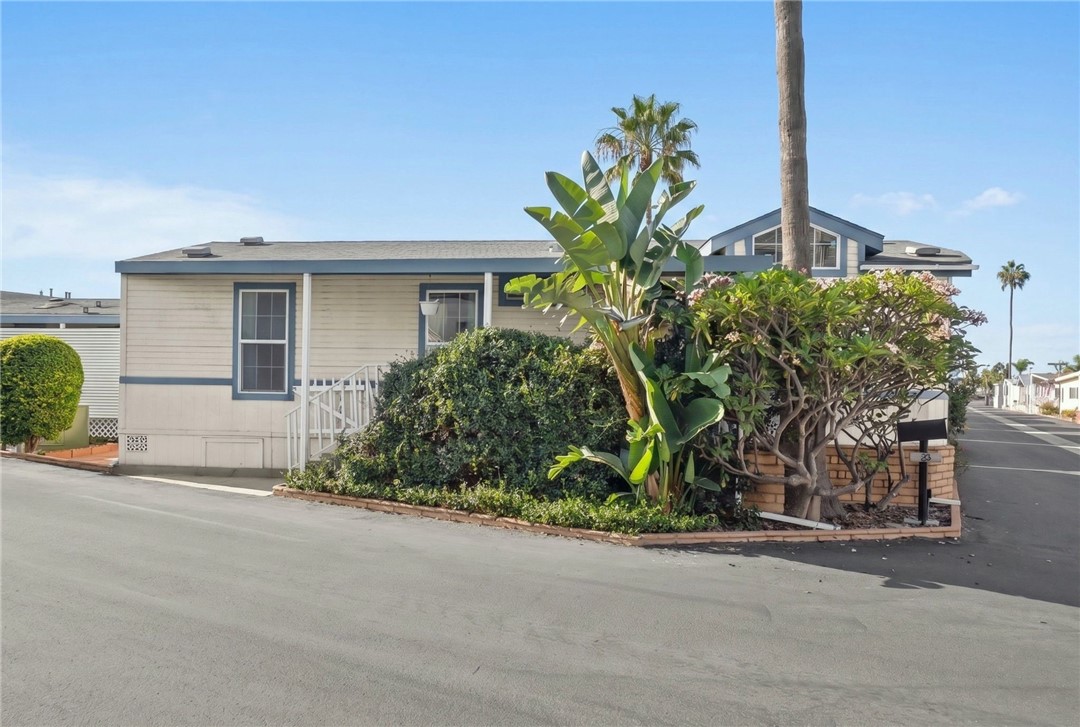 Front View - 5200 Heil Avenue 28, Huntington Beach CA 92649 - photo 2