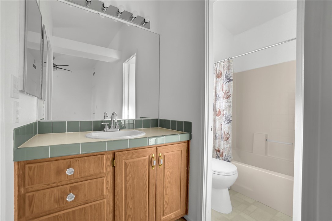Master Bath with vanity, Tub and toilet - 5200 Heil Avenue 28, Huntington Beach CA 92649 - photo 10