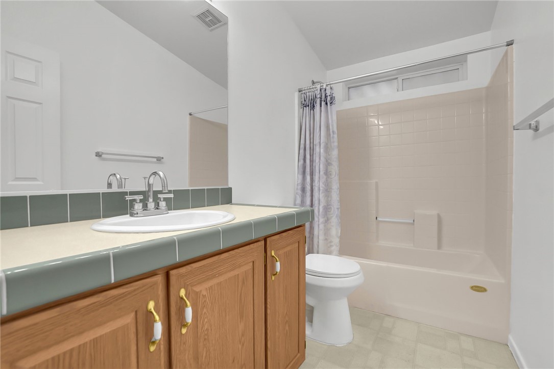 Hallway full bath - 5200 Heil Avenue 28, Huntington Beach CA 92649 - photo 13