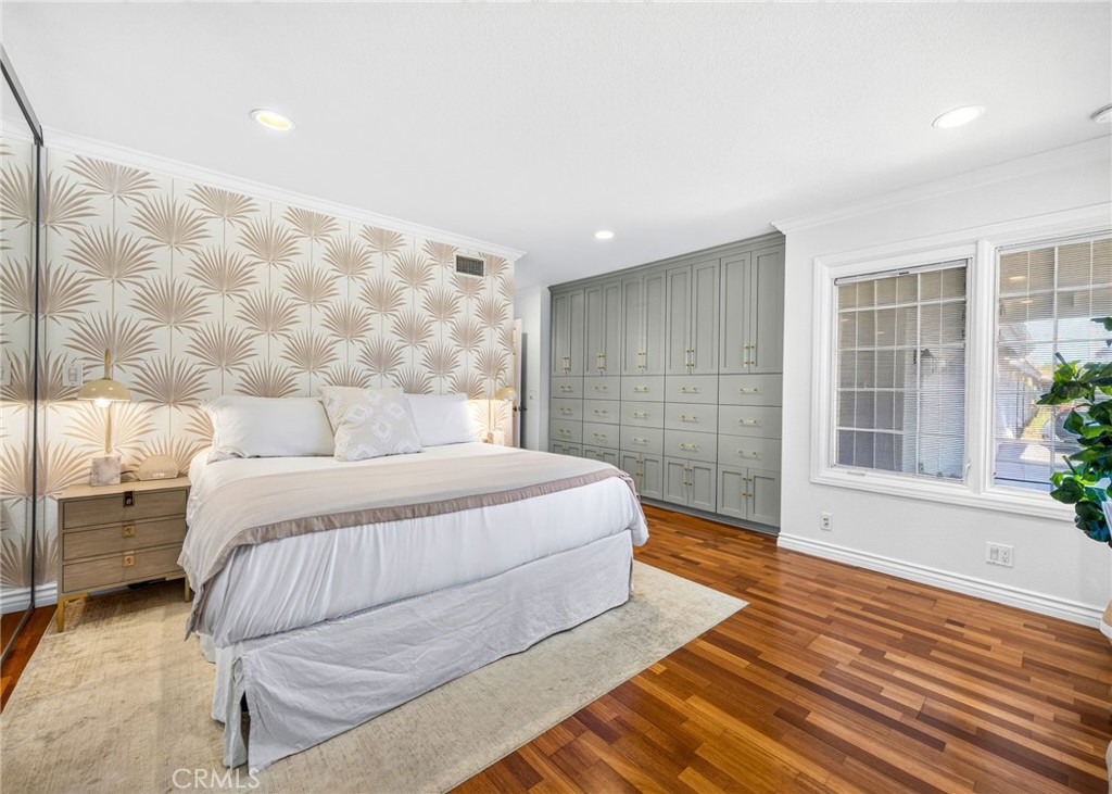 Downstairs Primary Bedroom - 5291 Kenilworth, Huntington Beach CA 92649 - photo 20