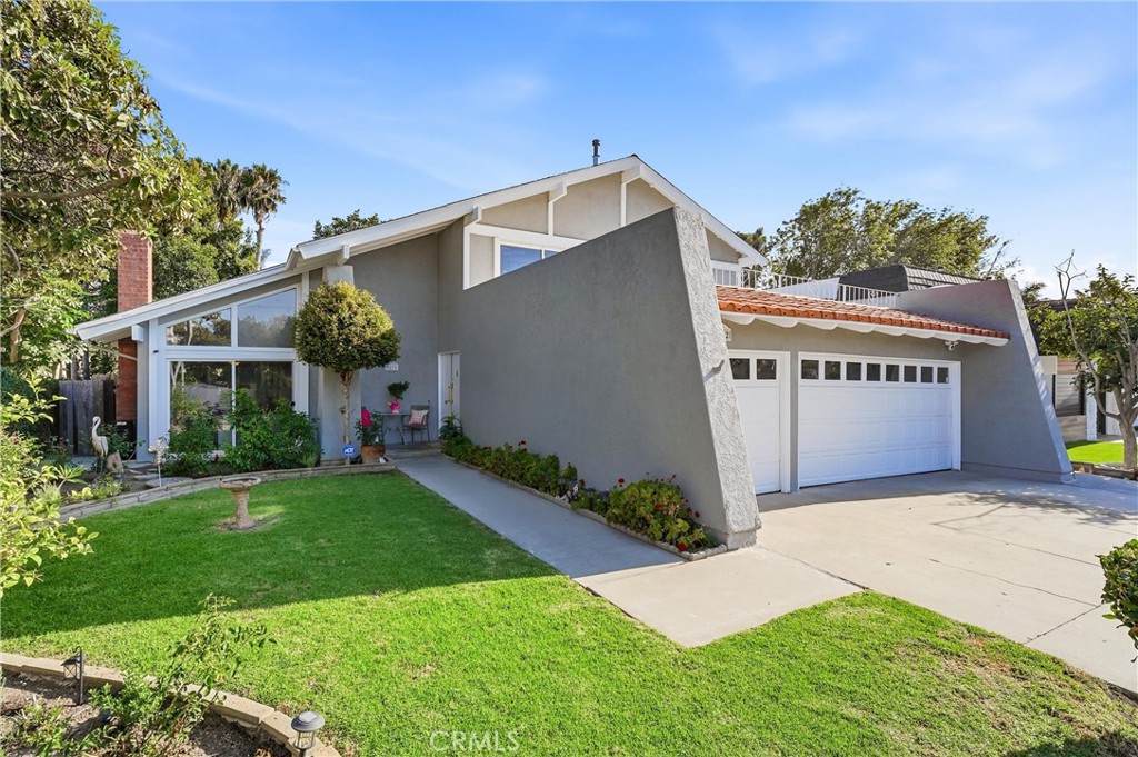 5872 Meadowbrook Drive, Huntington Beach CA 92649 - photo 2