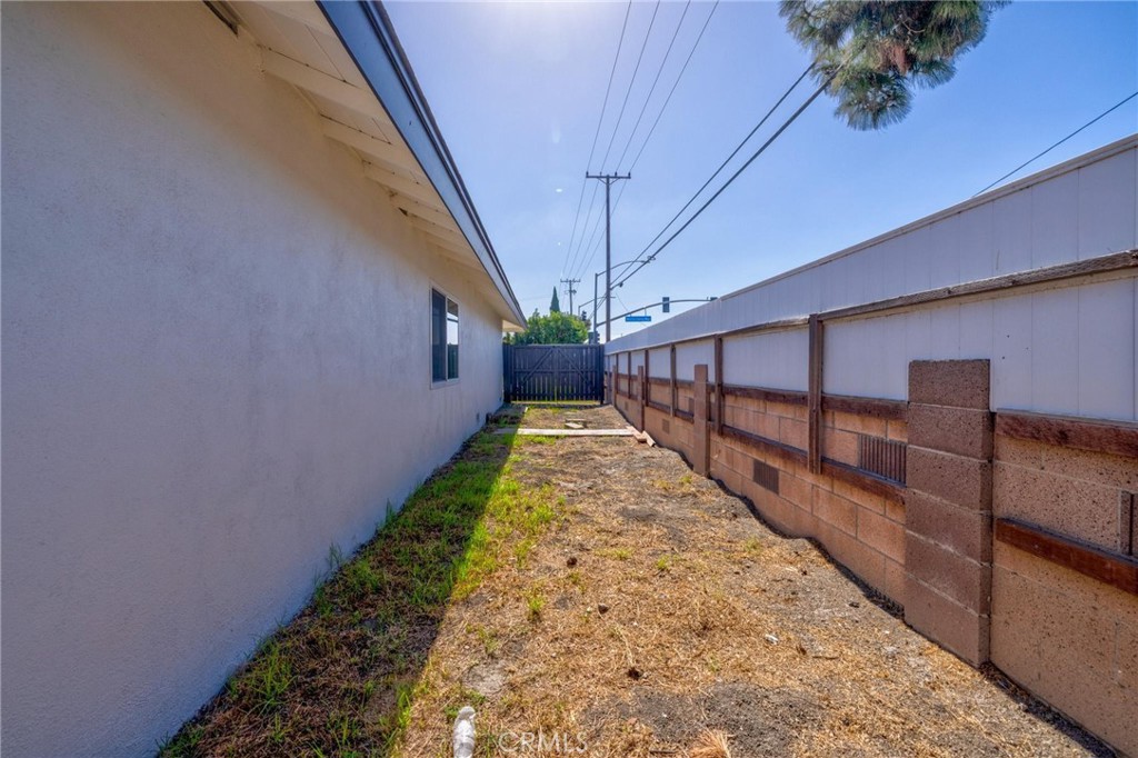 6001 Welde, Huntington Beach CA 92647 - photo 32