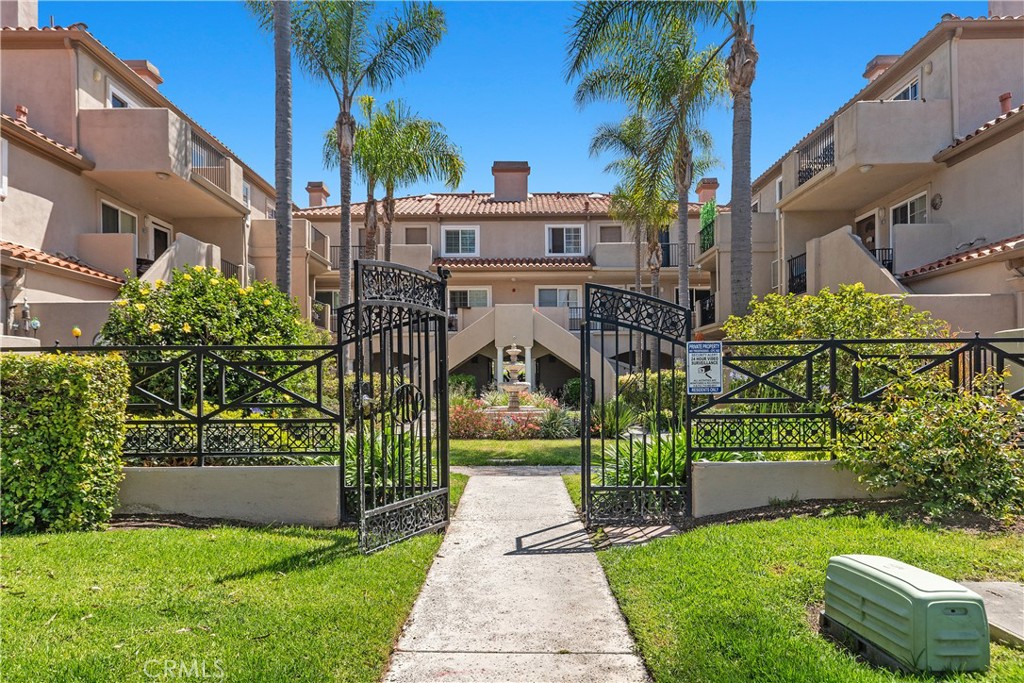 606 Lake Street 22, Huntington Beach CA 92648 - photo 1