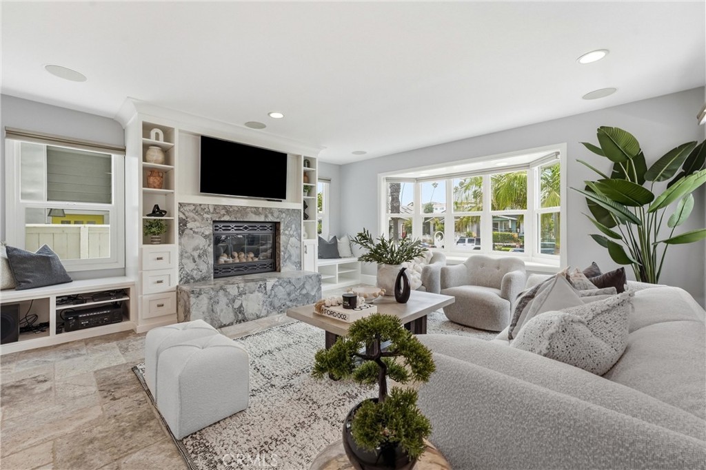 Living room with built ins - 613 9th, Huntington Beach CA 92648 - photo 17