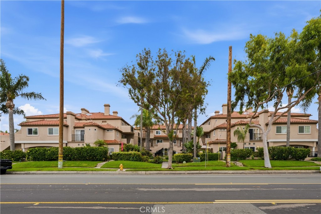 Beautiful building located close to all of downtown and the beach in Huntington. Doesn't get better than this location o - 626 38 Lake 38, Huntington Beach CA 92648 - photo 1