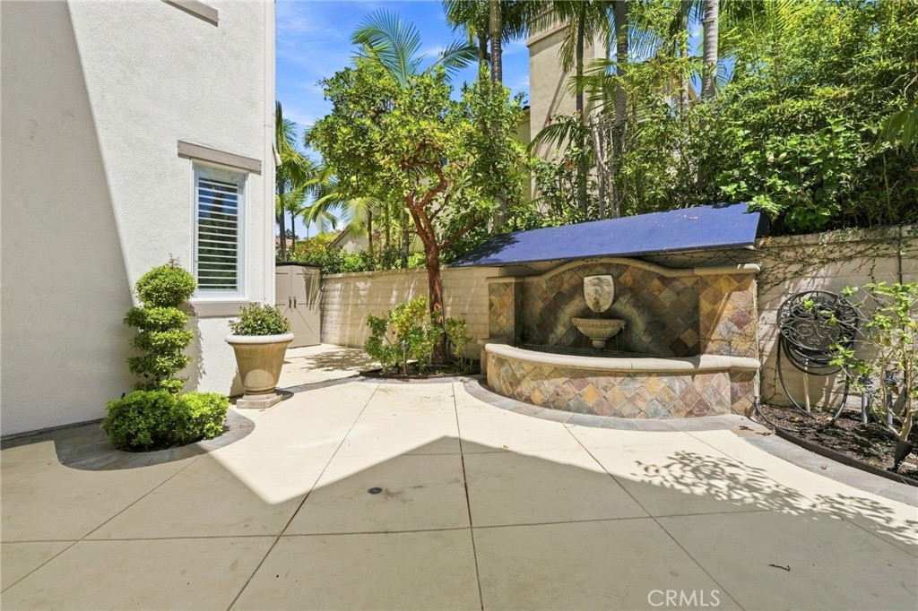 Courtyard area off the living room - 6416 Setting Sun Drive, Huntington Beach CA 92648 - photo 28