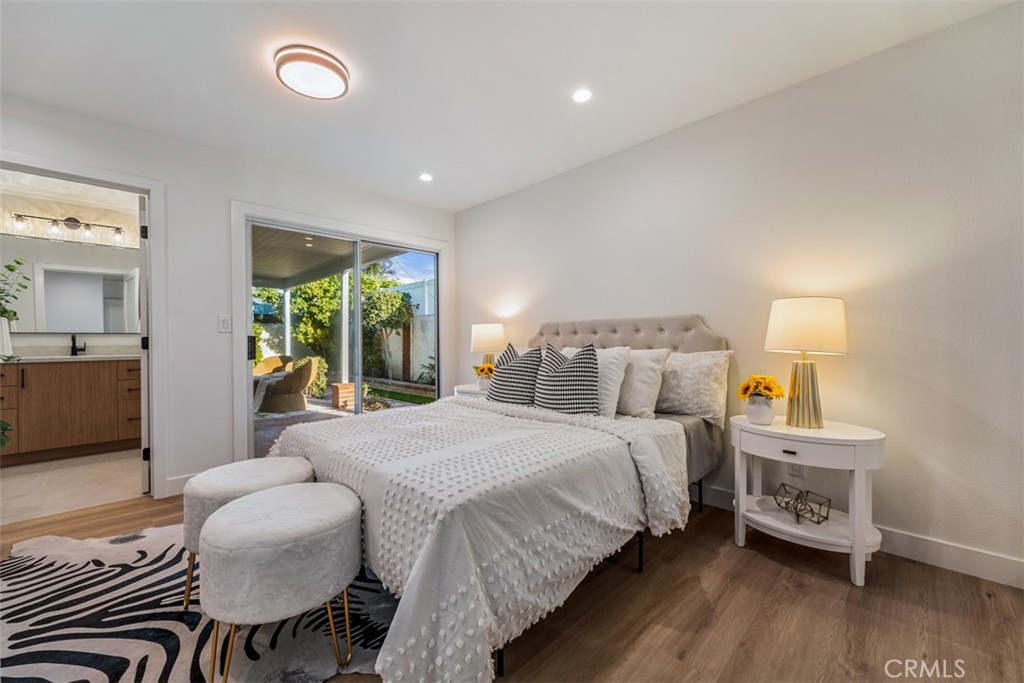 Guest bedroom / en-suite bathroom - 6502 Clare Drive, Huntington Beach CA 92647 - photo 13