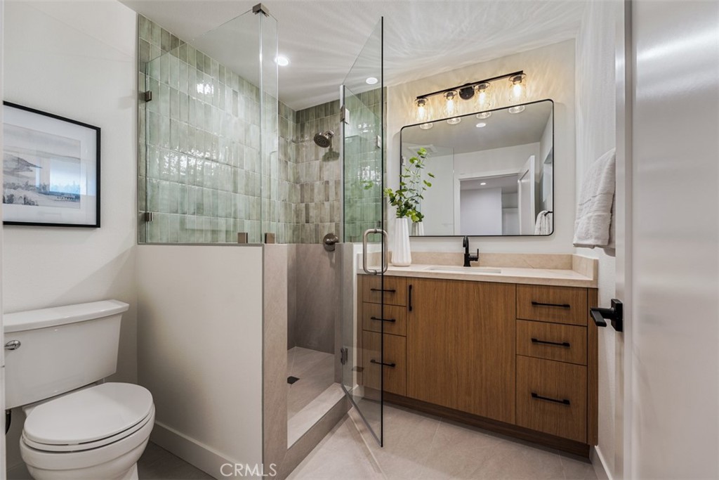 En-suite bathroom - 6502 Clare Drive, Huntington Beach CA 92647 - photo 15