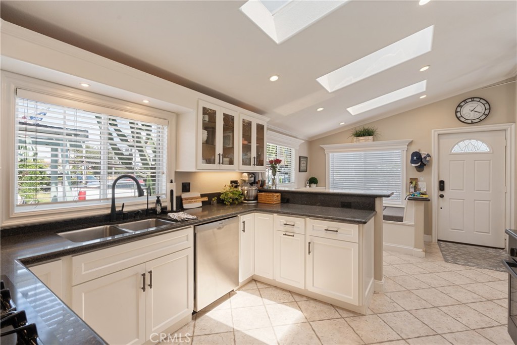 711 Huntington, Huntington Beach CA 92648 - photo 10