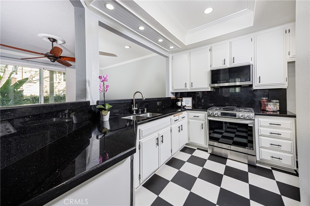 7291 Coho Dr 105, Huntington Beach CA 92648 - photo 1