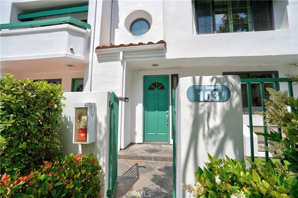 7401 Seabluff Drive 103, Huntington Beach CA 92648 - photo 1