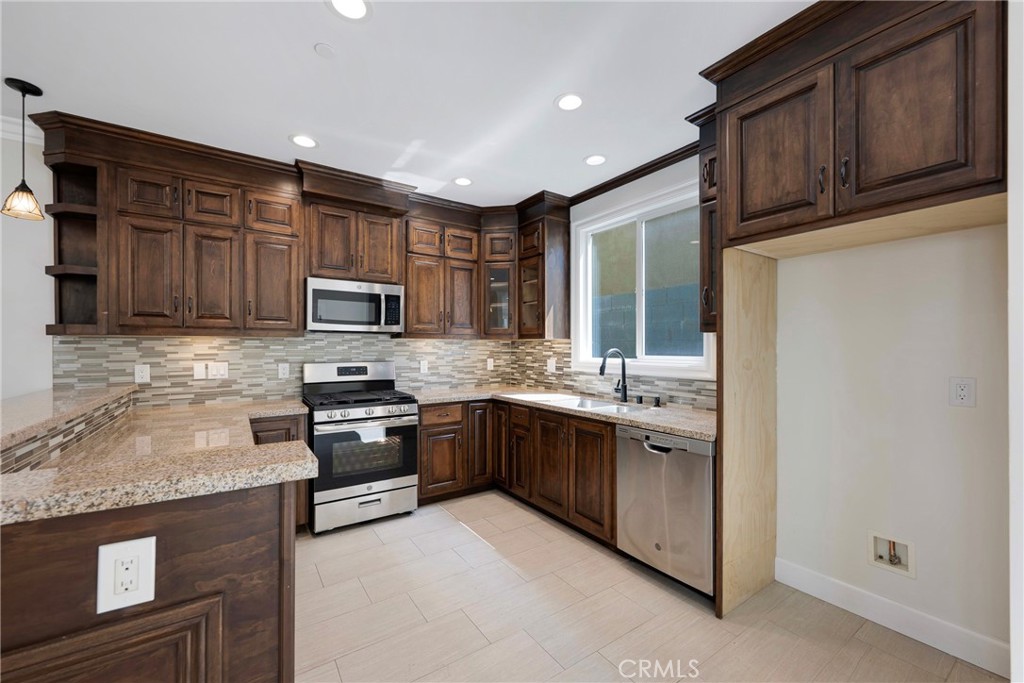 Spacious Kitchen with Stainless Steel Appliances, Granite Countertops, and beautiful bacsplash! - 7776 Liberty, Huntington Beach CA 92647 - photo 2