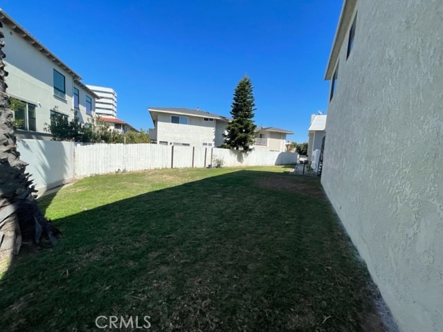 LARGE COMMUNITY SIDE YARD - 7812 Shaffer Circle 3, Huntington Beach CA 92648 - photo 3