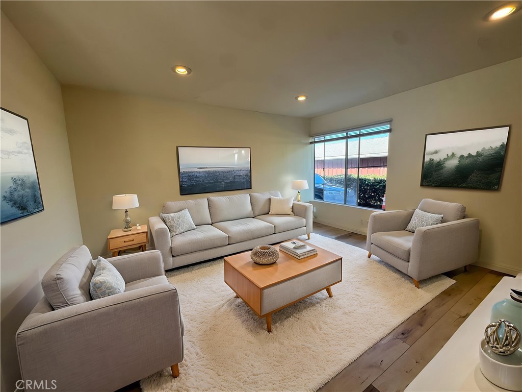 Huntington Beach 2 bedroom, 2.75 bath, 1 car garage, 1200 sq ft, near shopping, beach 3 miles away. (some pictures are v - 7892 Newman Avenue, Huntington Beach CA 92647 - photo 1
