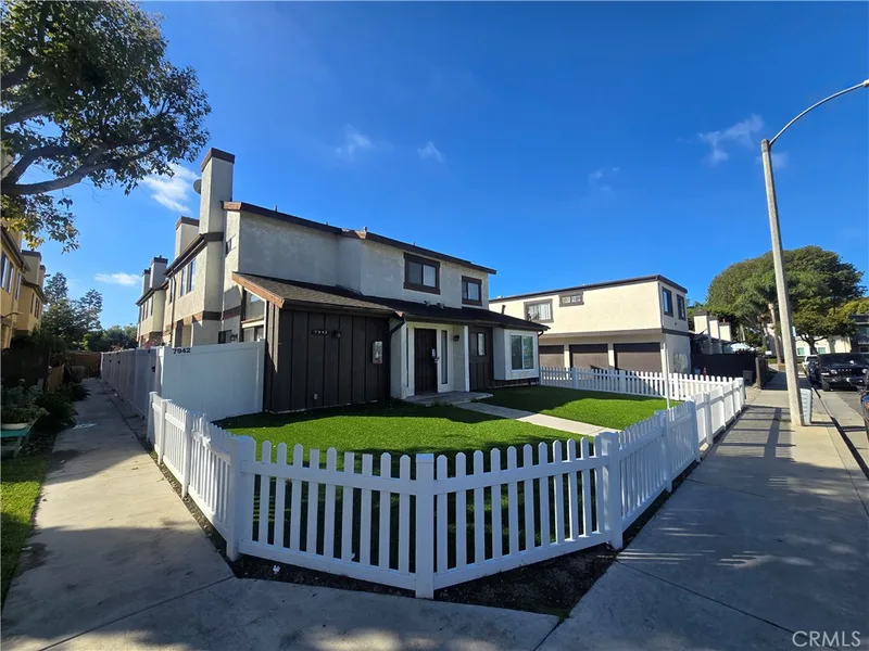 7942 Moonshadow 1, Huntington Beach, CA 92647