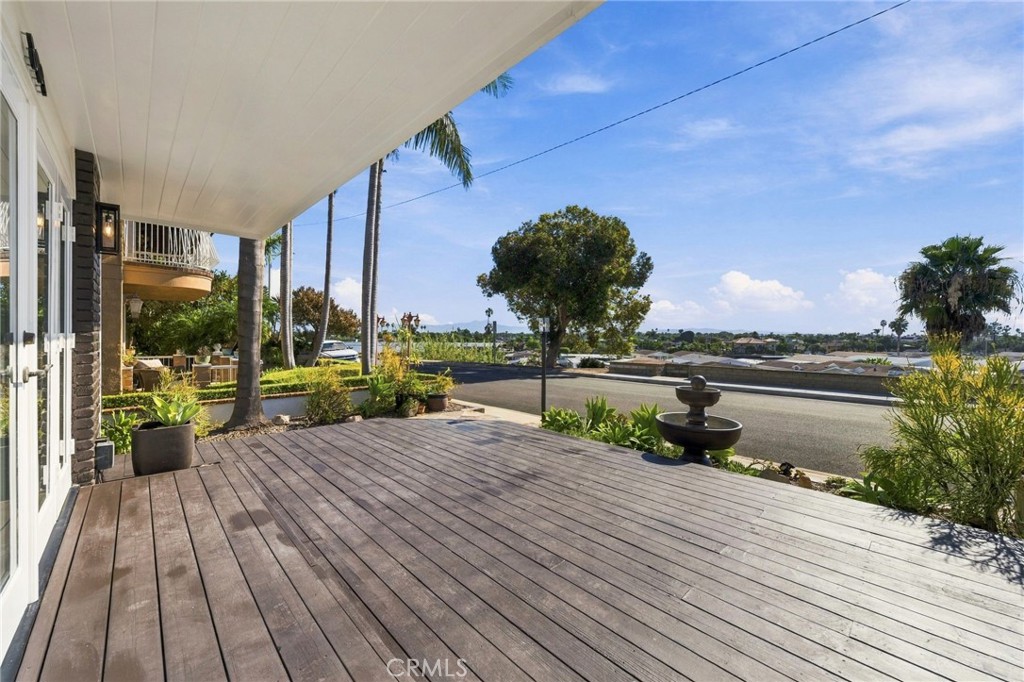 Spacious front deck offers an ideal setting for entertaining, sunsets, fireworks, and the annual Pacific Airshow. - 803 Frankfort Avenue, Huntington Beach CA 92648 - photo 6
