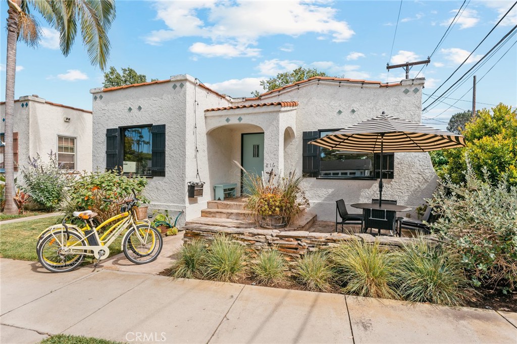 816 11th St. Huntington Beach--This isn’t just a house. It’s a beach life waiting for you. - 816 11th, Huntington Beach CA 92648 - photo 1