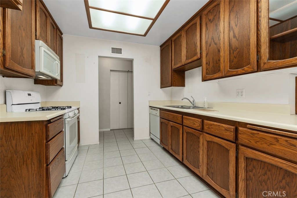8161 Valencia, Huntington Beach CA 92647 - photo 10