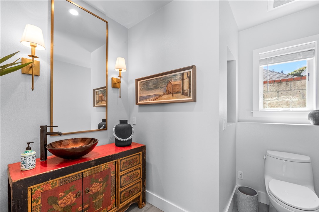 Guest bath - 817 Main Street, Huntington Beach CA 92648 - photo 35