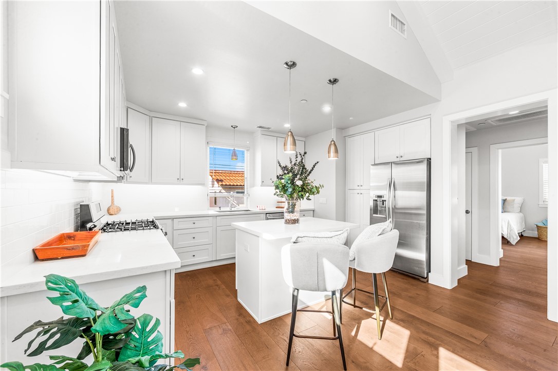 ADU with high ceiings - 817 Main Street, Huntington Beach CA 92648 - photo 5