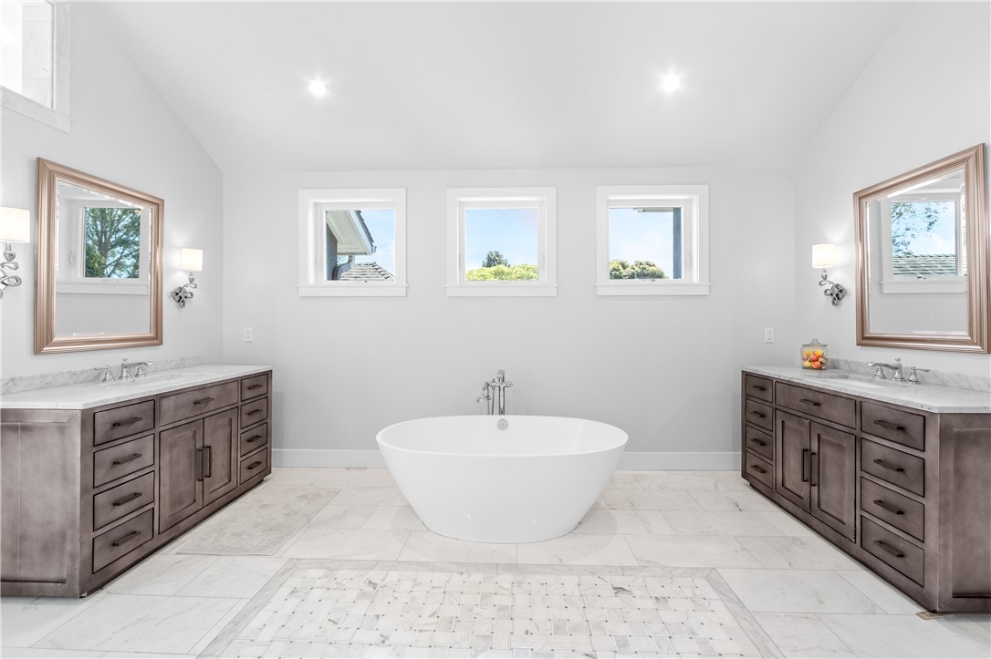 Primary bath with dual vanity and soaking tub - 817 Main Street, Huntington Beach CA 92648 - photo 46