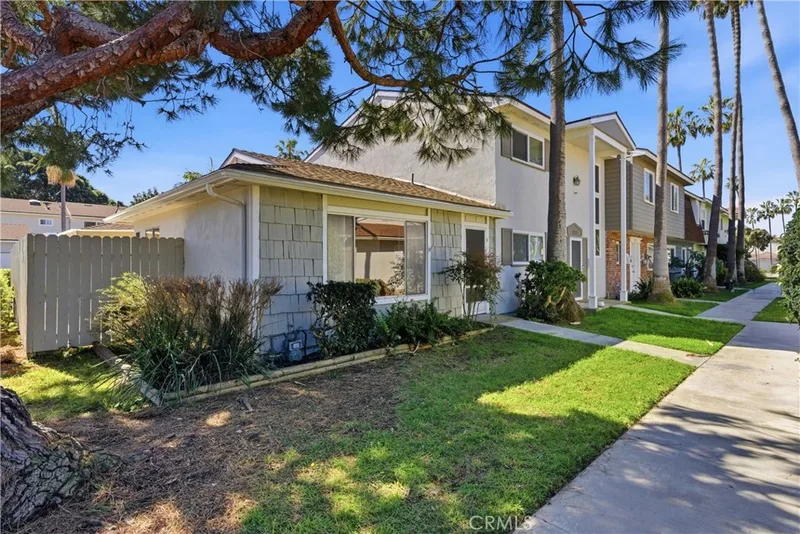 8225 Foxhall Drive, Huntington Beach, CA 92646