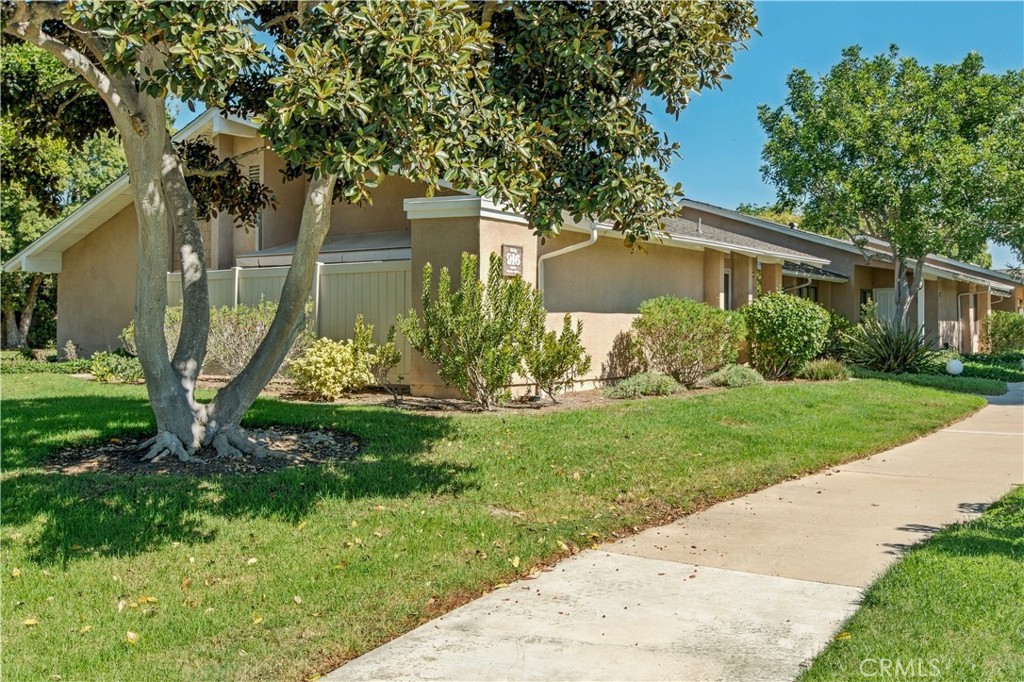 Well maintained grounds - 8565 Sierra Circle 916A, Huntington Beach CA 92646 - photo 20