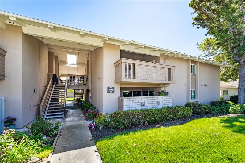 8877 Lauderdale Court 209E, Huntington Beach, CA 92646