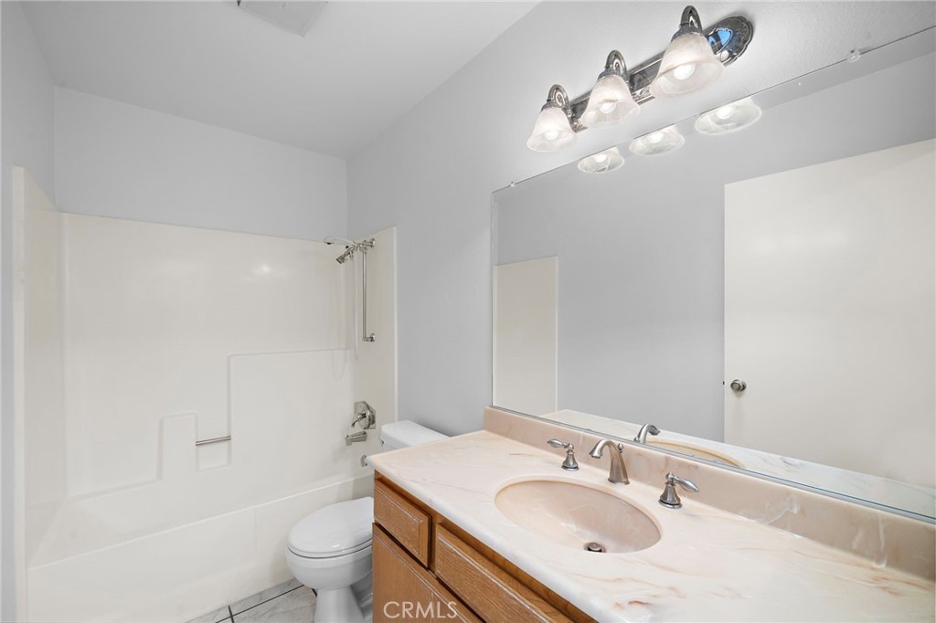 Full bath in the hall - 8932 Biscayne Court 1320E, Huntington Beach CA 92646 - photo 20