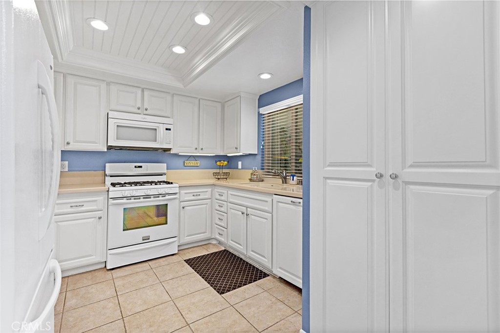 8933 Yolo 1307-B, Huntington Beach CA 92646 - photo 17