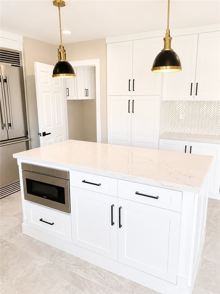 Kitchen Island - 9021 Hyde Park, Huntington Beach CA 92646 - photo 1