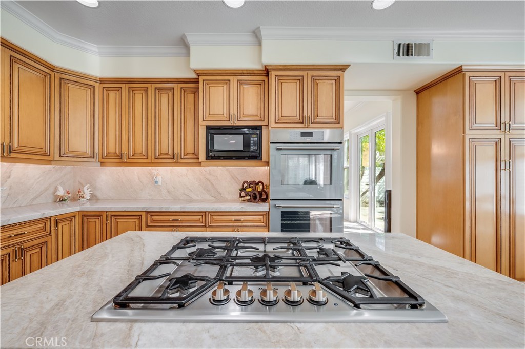 Newer Thermador Cooktop and Double Oven - 9332 Power, Huntington Beach CA 92646 - photo 13