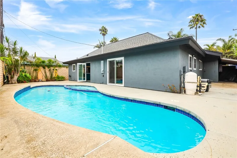 9472 Tiki Circle, Huntington Beach, CA 92646