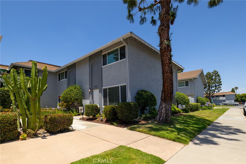 Private interior end unit - 9717 Pettswood #6 Drive, Huntington Beach CA 92646 - photo 1