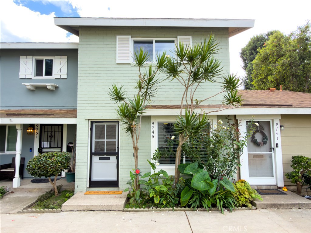 Great location, faces greenbelt with no one directly in front of you. - 9745 Cornwall, Huntington Beach CA 92646 - photo 1