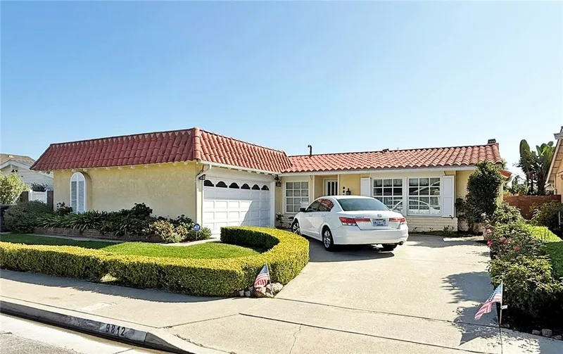9812 La Cresta, Huntington Beach, CA 92646