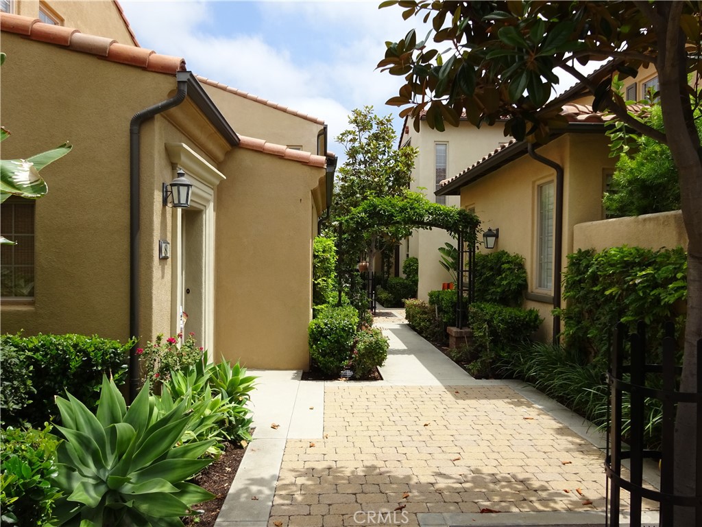 Front door court yard - 10 Iceberg Rose, Irvine CA 92620 - photo 3