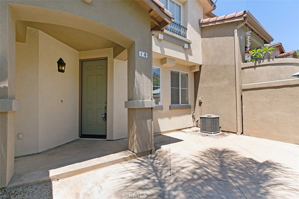 Low maintenance front patio area. - 10 New Market, Irvine CA 92602 - photo 4