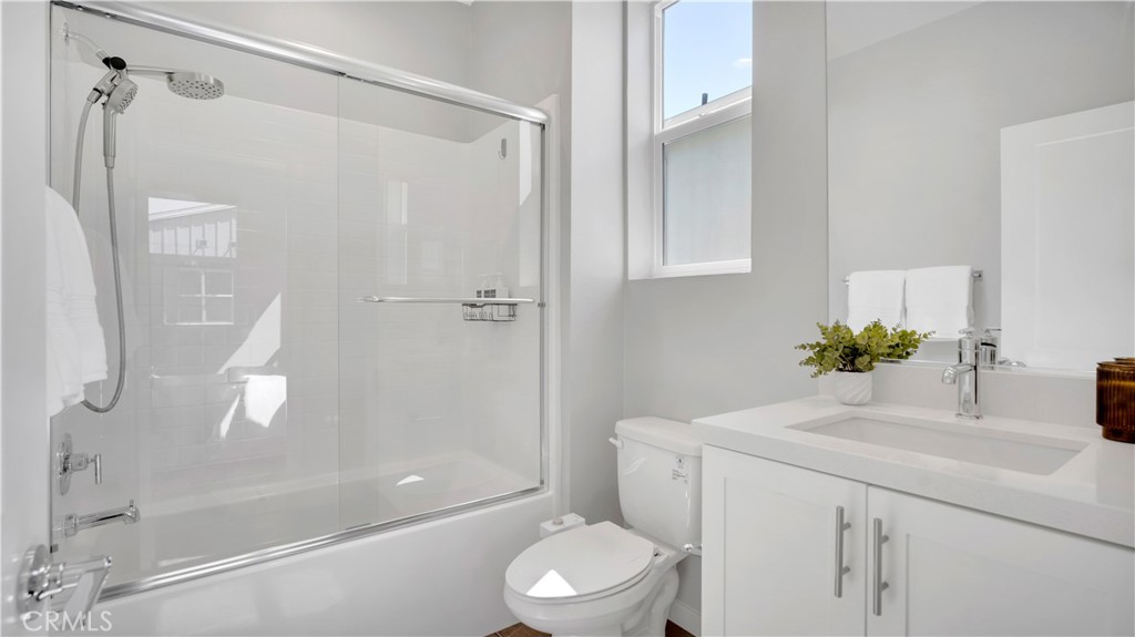 Upper Level Jr. Ensuite Bath - 100 Tenor, Irvine CA 92618 - photo 32