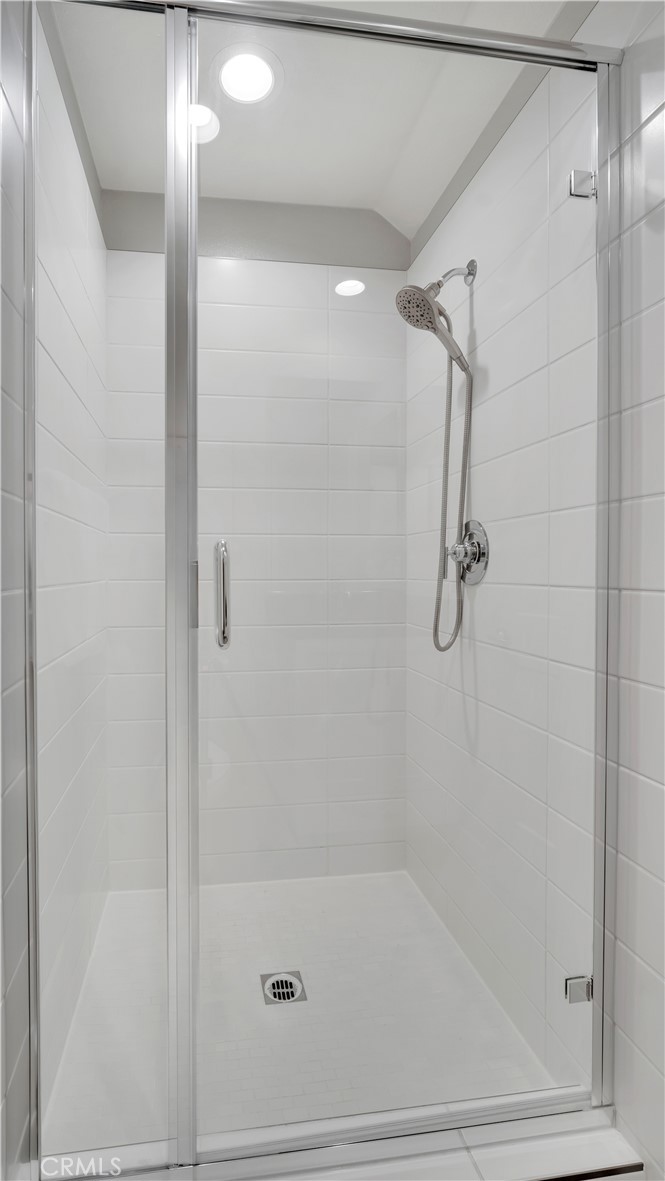 Main Level Guest Ensuite Bath - 100 Tenor, Irvine CA 92618 - photo 36