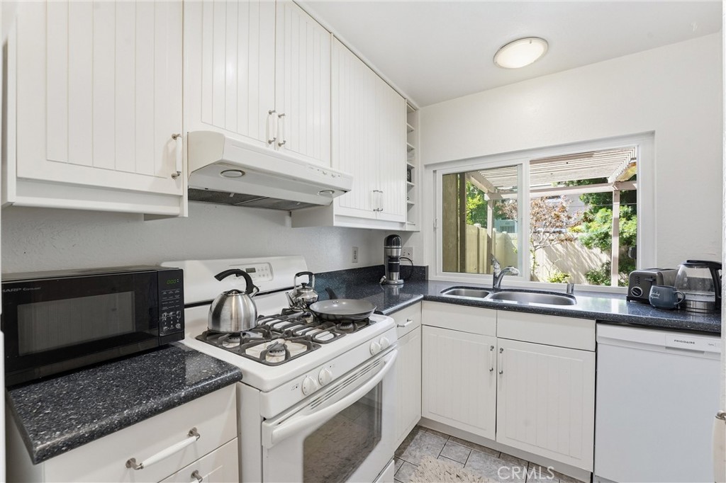 104 Oval, Irvine CA 92604 - photo 5
