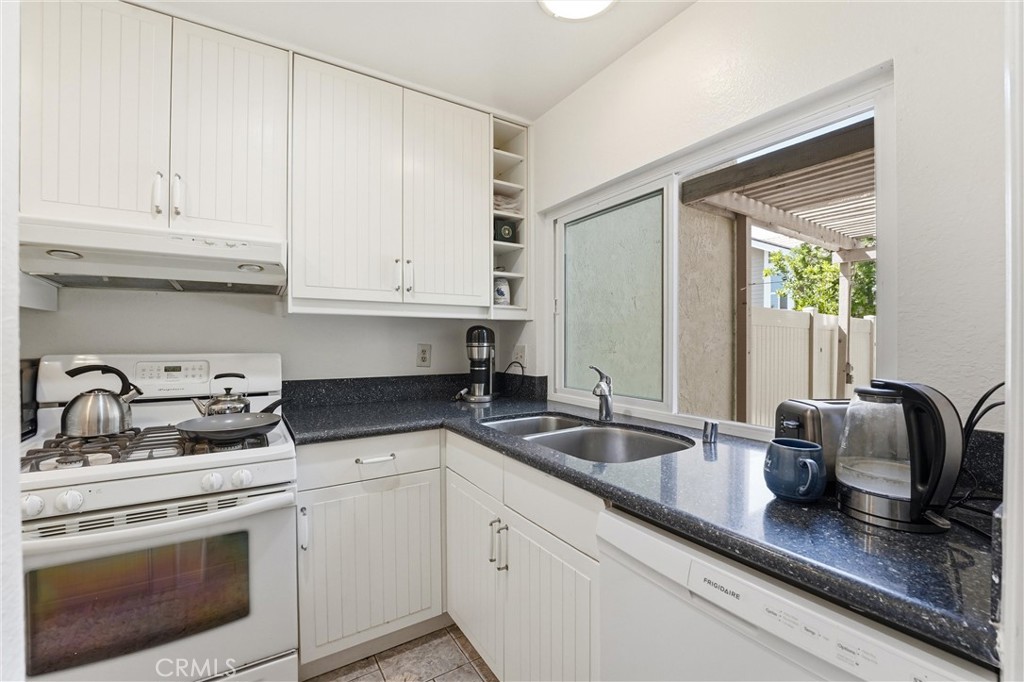 104 Oval, Irvine CA 92604 - photo 6