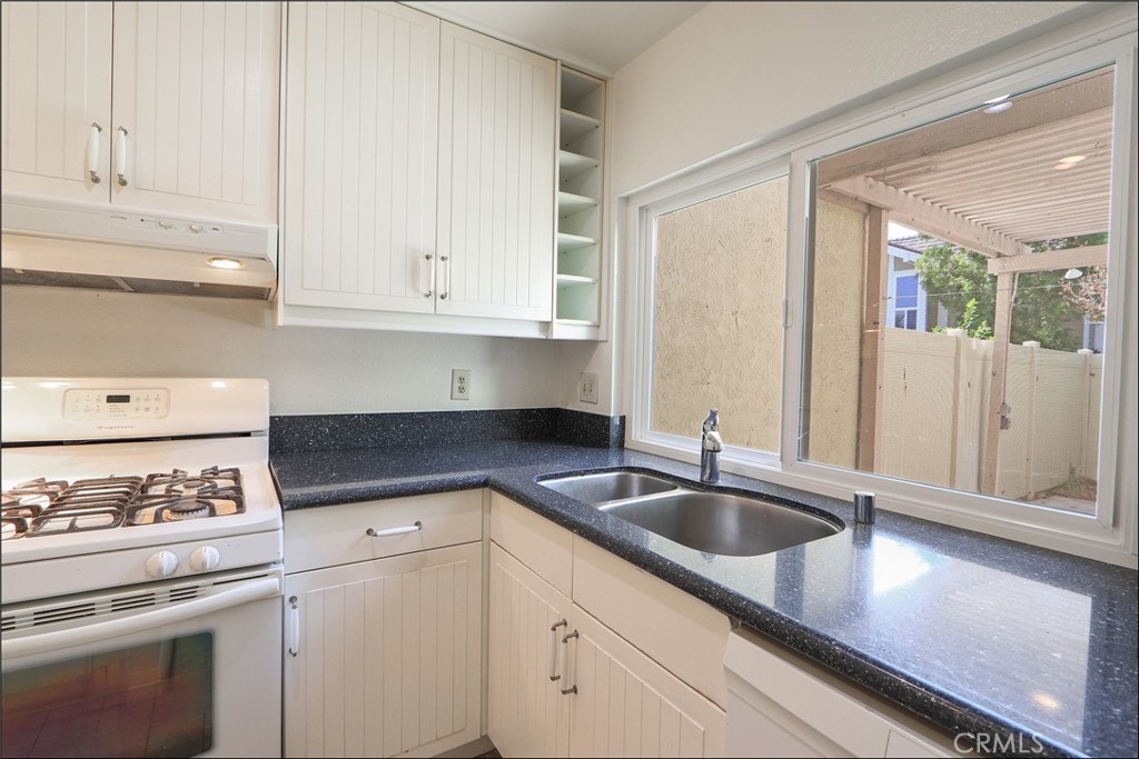 104 Oval, Irvine CA 92604 - photo 6