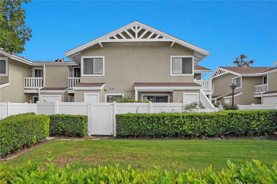 Nice 2B2B home in a central location and peaceful community. - 105 Tarocco, Irvine CA 92618 - photo 1