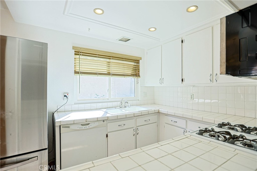 KITCHEN - 11 Orchard, Irvine CA 92618 - photo 18