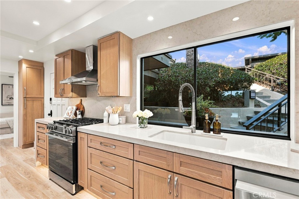 Fully equipped kitchen, an entertainer's delight - 11 Palos 55, Irvine CA 92612 - photo 12