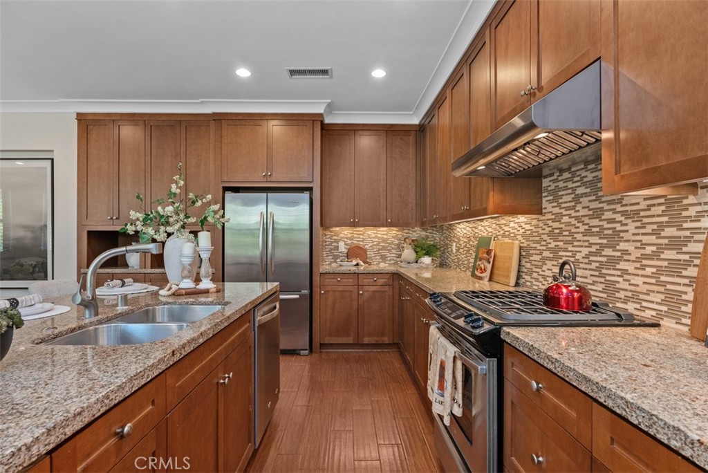 Fully equipped kitchen with large center island. - 117 Gemstone, Irvine CA 92620 - photo 9