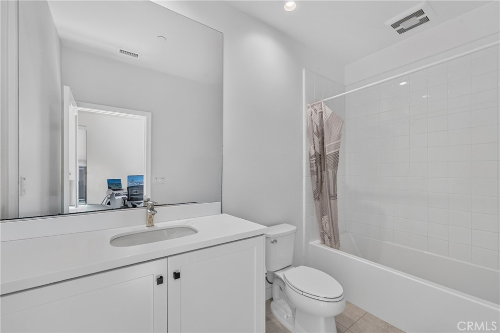 Secondary Bathroom 1 - 118 Yellow Iris, Irvine CA 92618 - photo 22