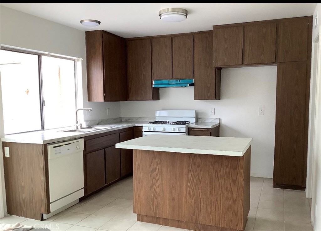 12 Heritage, Irvine CA 92604 - photo 1