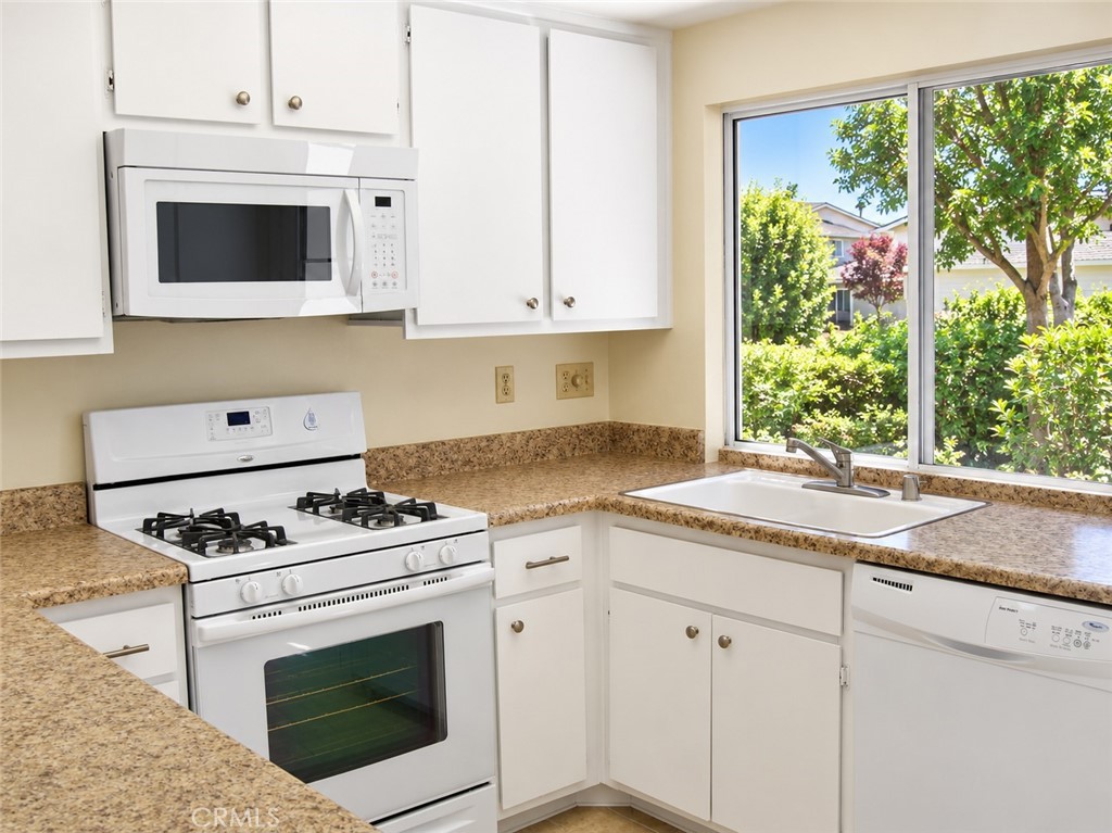 View of the kitchen towards the sink - 12 Spring Buck, Irvine CA 92614 - photo 4
